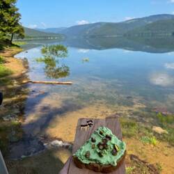 Georg hat Avocadocreme mit gerösteten Pistazien zum Frühstück gemacht 😍