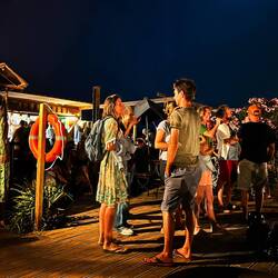 Abendliche Bar-Atmosphäre am Naturteich. Wir haben den Altersschnitt spürbar gehoben😄.