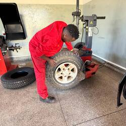 Auch in rot wie unser Held von Vorgestern. Unterschied: Ganzkörper-Rot und besser ausgestattet.