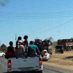 ...auf'm Rücksitz nicht angeschnallt war (ist Gesetz). Na wie steht's hier um die Anschnallpflicht?!