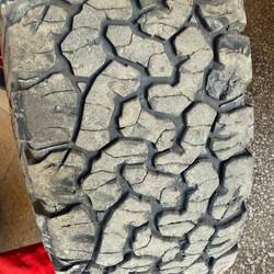 Das ist das Profil des alten Reifens. Der war vor 10TKM nagelneu. Afrika frisst seine Reifen.