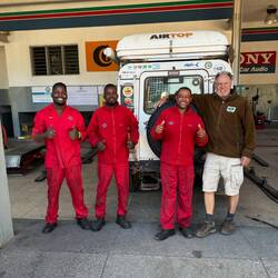 In voller Pracht: Die 3-von-der-Werkstatt. Und unser Landybesitzer umarmt immer noch sein Ersatzrad