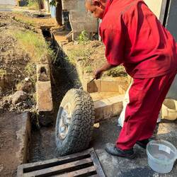 Reifenvergleich! Die Reifen von Pauls Auto und unseren. Fazit: Auch Reifen 117 Jahre später: Pfffft!