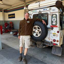 So sieht ein glücklicher Landybesitzer aus. Alle Liebe gilt dem neuen Ersatzrad.