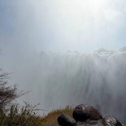 Nur eine Spalte in der Erdoberfläche. Doch in diese Spalte muss er sich ergießen, der Sambesi.