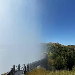 Und er stürzt über die Kante und entzündet ein Riesenspektakel.