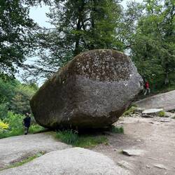 Der 137 Tonnen Stein kann mit einem Schub an der richtigen Stelle bewegt werden