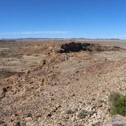 Schließlich geht es rauf auf den nahegelegenen Berggipfel