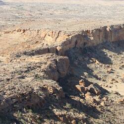 Vom Gipfel ist - ganz zaghaft - das Loch im Felsen zu sehen...