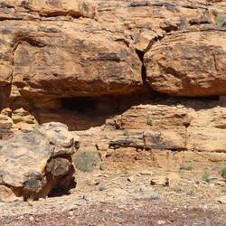Die Felsen bilden an vielen Stellen Höhlen im Gestein