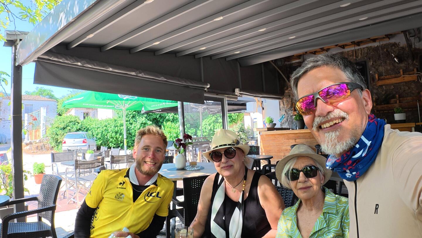 Kaffee mit Bikepacker und zwei griechischen Damen