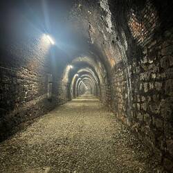Dieser Tunnel entpuppte sich nach ein paar hundert Metern als Baustelle. Es ging wieder retour.
