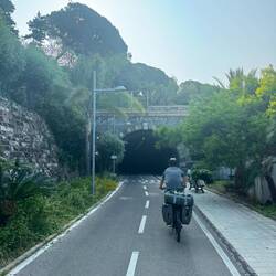 Durch fünf Kilometer Tunnel ging es hindurch.