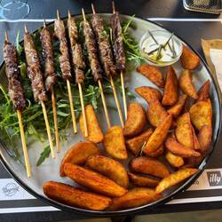 Zum Abendessen ein paar Lammspieße für 14€.