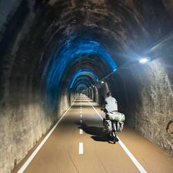 Ein paar Tunnel hatten farbliche Beleuchtung und sogar musikalische Unterhaltung.