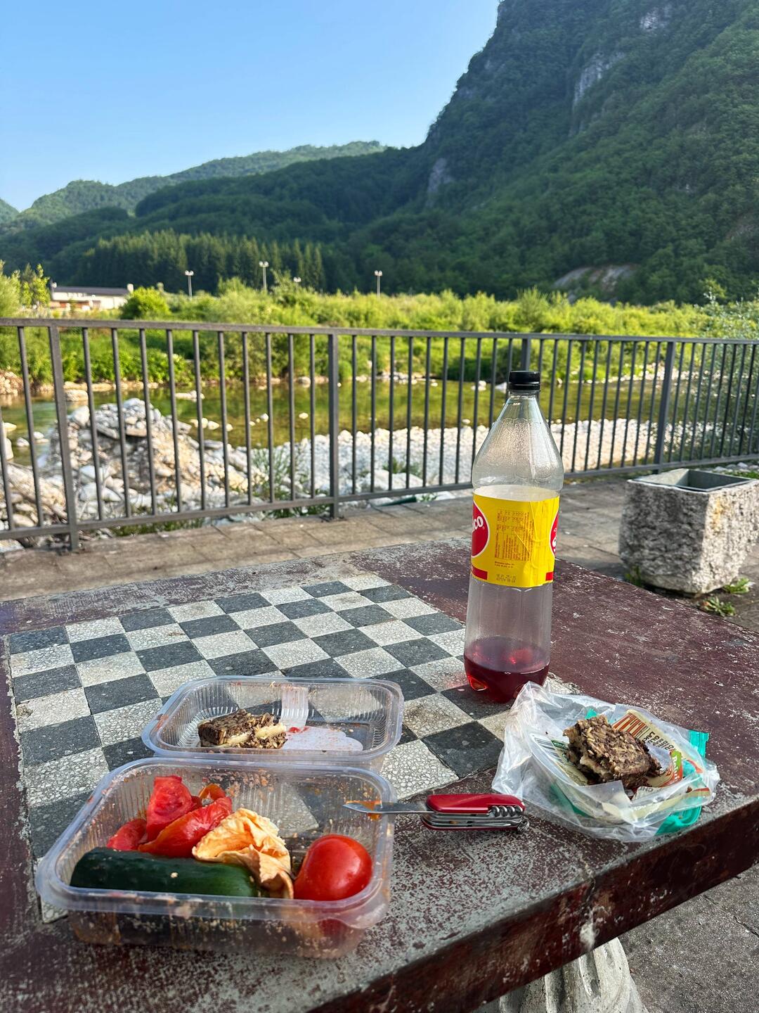 Abendessen mal anders: Unser Picknick und die Reste des Tagesgetränks