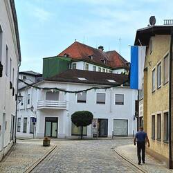 Leere Gassen - oben die brütenden Störche