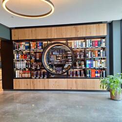 Ein Whisky-Regal, es gibt einige mehr