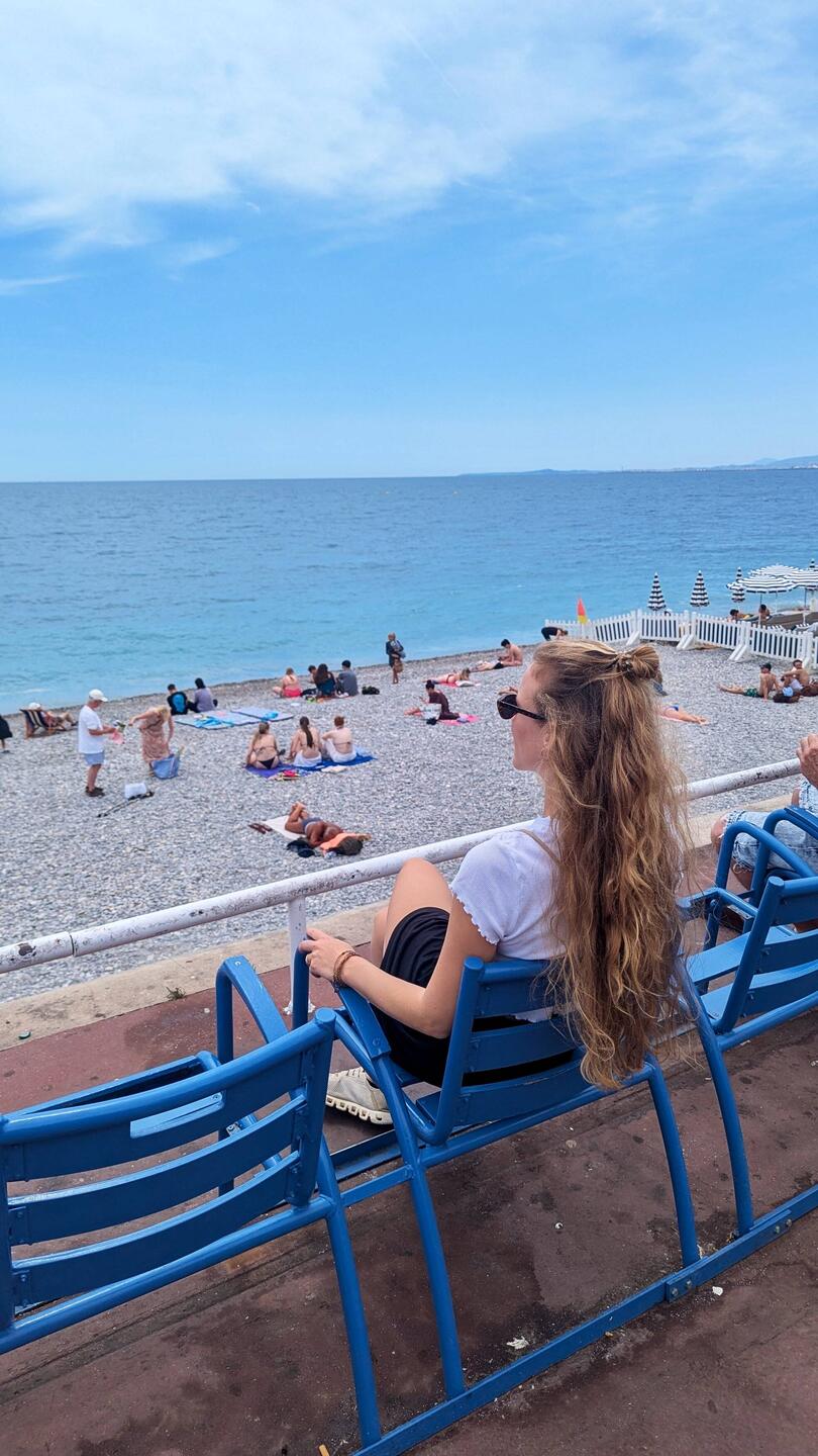 Blaue Stühle und Kiesstrand mit Annie...