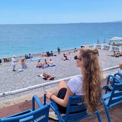 Blaue Stühle und Kiesstrand mit Annie...