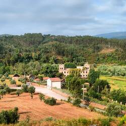 Ein Landschaftstraum und das verfallene Haus ist bestimmt günstig