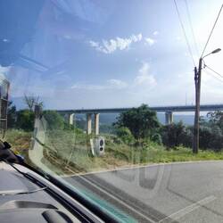 Erst über die Brücke, dann drunter durch