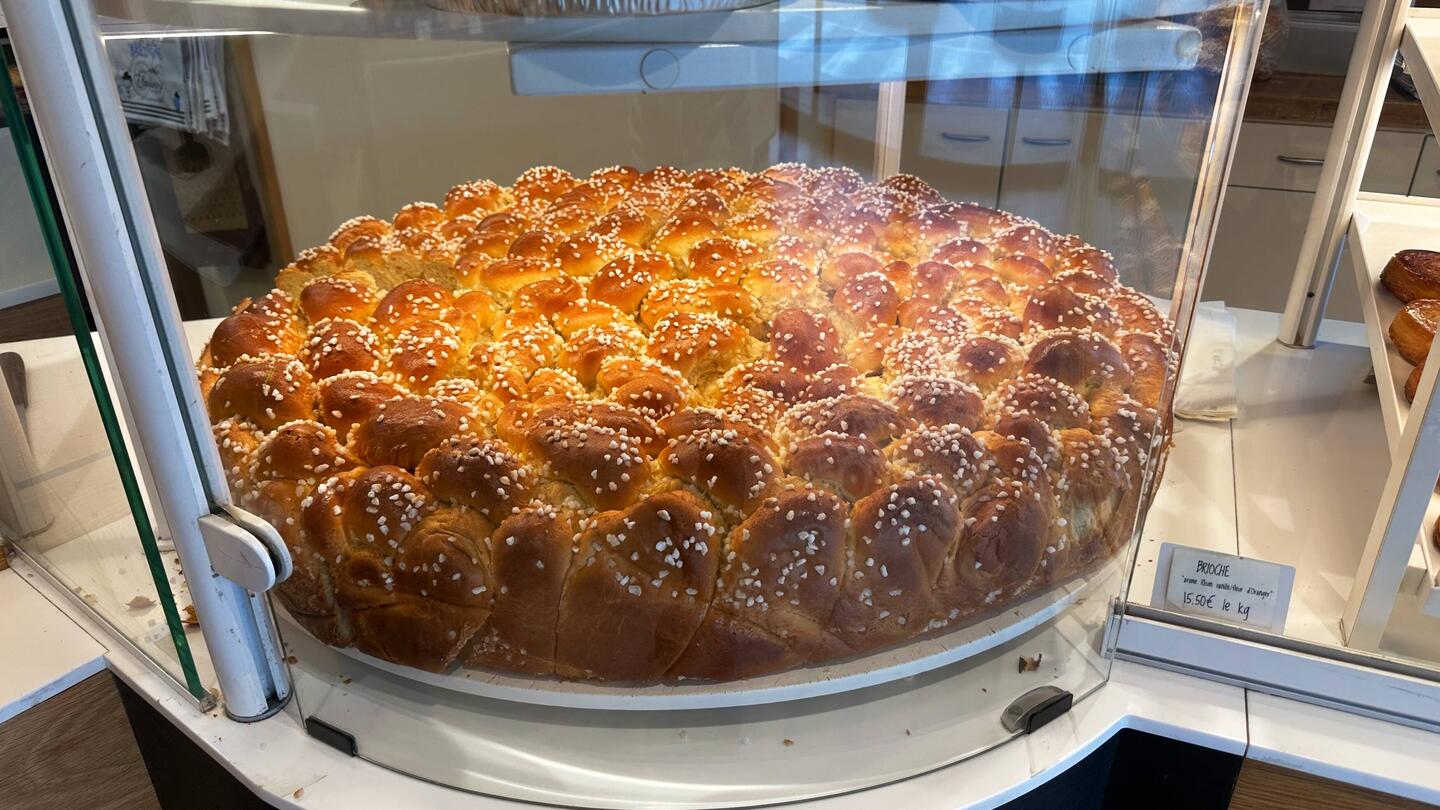 Riesiger Brioche beim Bäcker. 1,20m Durchmesser
