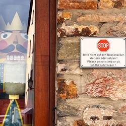 Nicht auf den Nussknacker klettern! Käthe Wohlfahrt in Rüdesheim