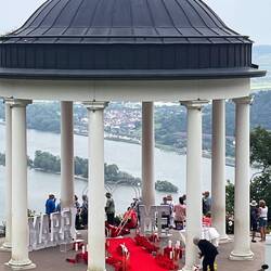 Ein Heiratsantrag wird vorbereitet: Niederwald Monopteros