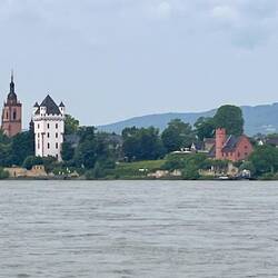 Burg Crass, Kurfürstliches Schloss Eltville aus dem 14. Jh., Pfarrkirche Eltville (von rechts)