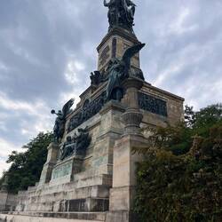 Niederwald Denkmal mit Germania; sie blickt nach Osten, also nicht auf die Franzosen herab