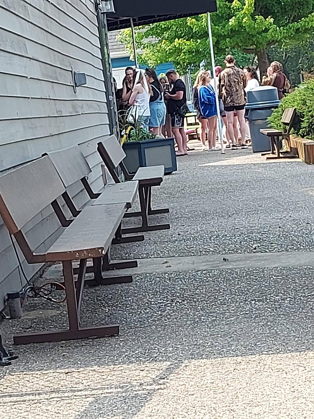 Die stehen nicht für die Lower Tour an, die stehen für einen Platz im Cafe an.