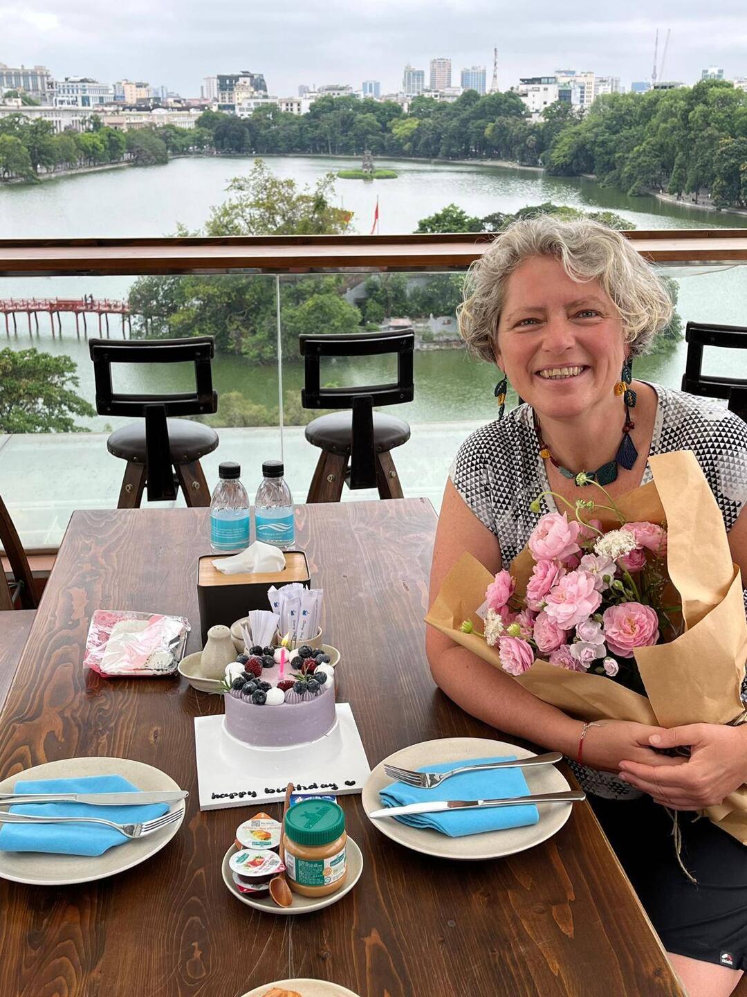 Geburtstagblumen und -torte selbst im fernen Hanoi 😍