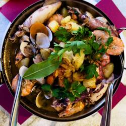 Cataplana historisch: Meeresfrüchte mit Iberischem Schwein und Gemüse.