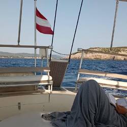 vorbei an der Insel PROTI