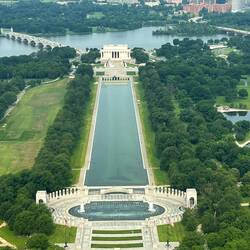 Das Lincoln Memorial mit dem Reflecting Pool davor.