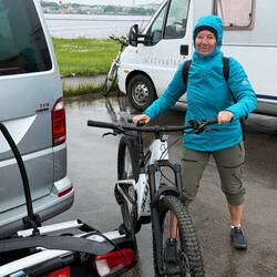 Trotz Regen steigen wir aufs Bike