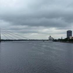 Dieses Riesenschiff hat in der Nacht angelegt