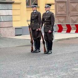 Die Garde vor dem Schloss