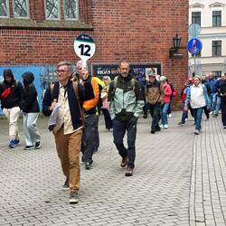 Die Passagiere ergiessen sich über die Stadt