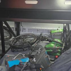 Nos vélos voyagent en soute car le rack est cassé. Pauvres vélos...