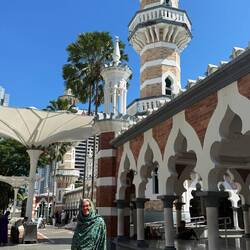 Bien sûr en respectant quelques règles de bienséance, une adorable dame nous sert de guide spirituel