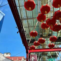 Nous revoilà dans Chinatown ou traditions et modernité se côtoient toujours harmonieusement