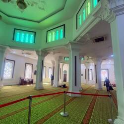 Pendant que des fidèles prient, nous discutons en toute amitié et obtenons en détail l'explication..