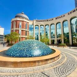 Il fait si chaud qu'on entre dans la bibliothèque pour profiter de la clim et d'1 expo temporaire 😅