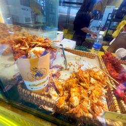Petite pause en-cas avec des crabes à manger entiers accompagnés d'un beignet aux anchois