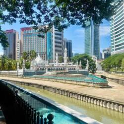 En blanc et 1er plan la plus vieille mosquée de la ville que nous allons visiter