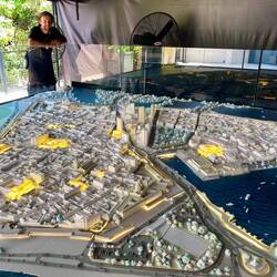 Devant une maquette de la vieille ville et de ses quartiers historiques