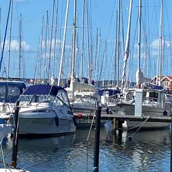 Ein Schweizer mit dem Segelboot unterwegs. Kommt aus Kreuzlingen.