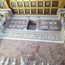 Gedenktafeln unter der Decke